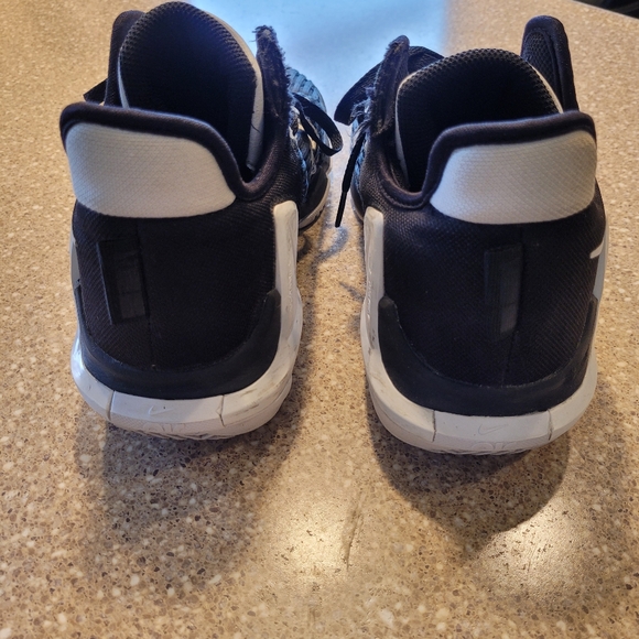 Mens LeBron Witness 8.5 - Picture 5 of 9